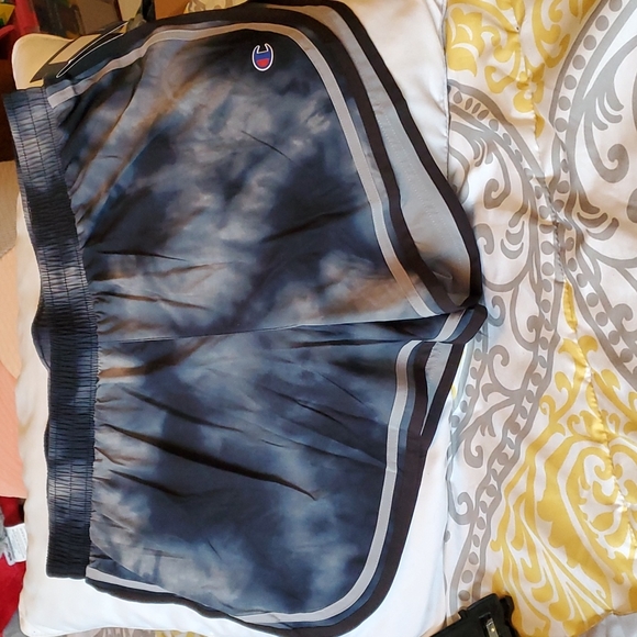 Champion Shorts NWT SIZE L - Picture 1 of 4